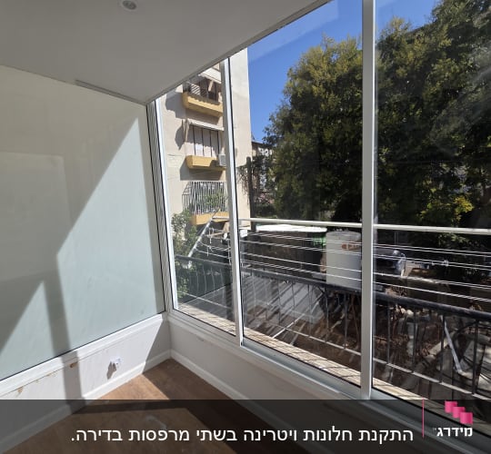 חלון אלומיניום עם נוף חיצוני ועצים
